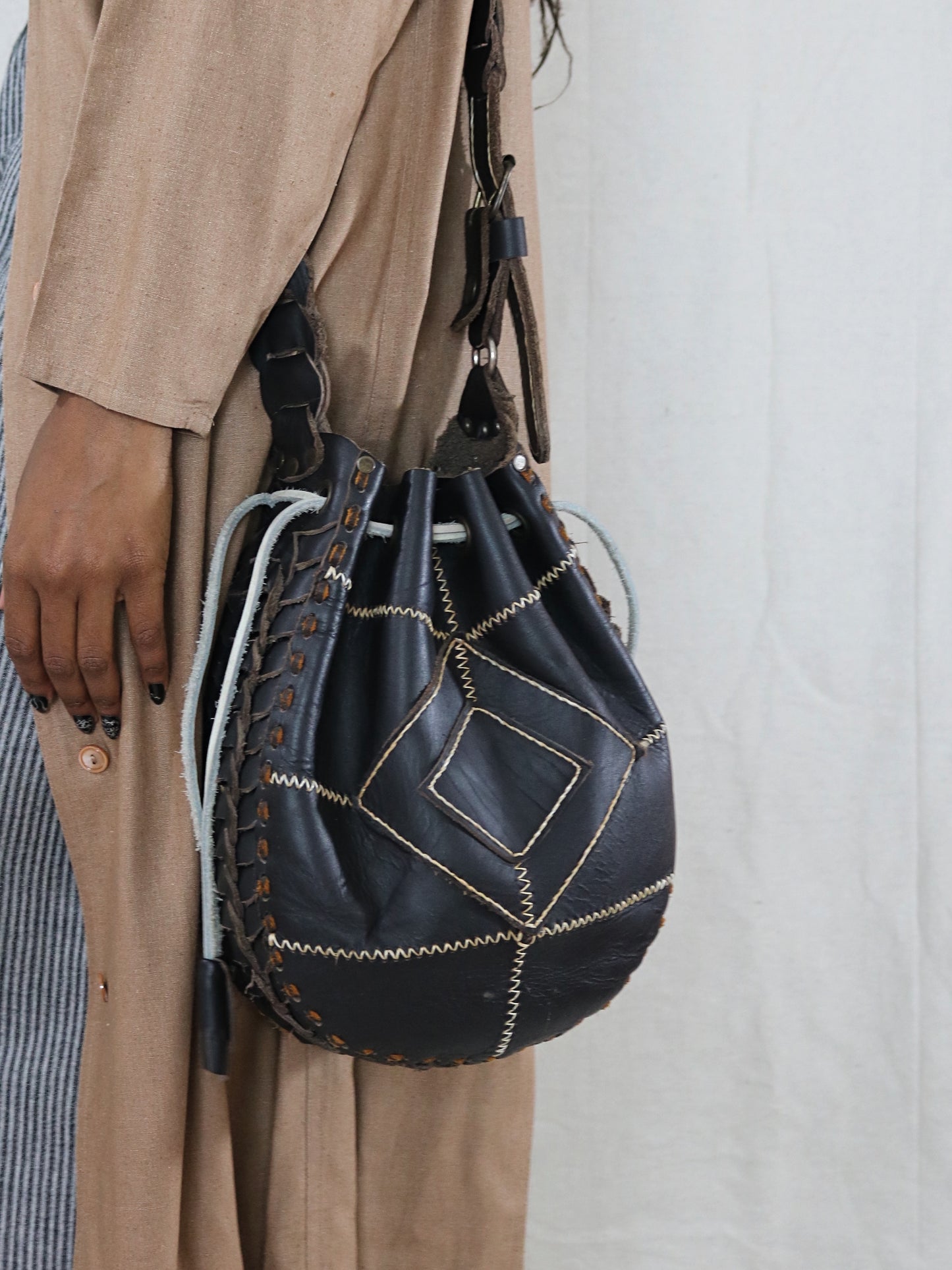 artisan bucket bag in leather