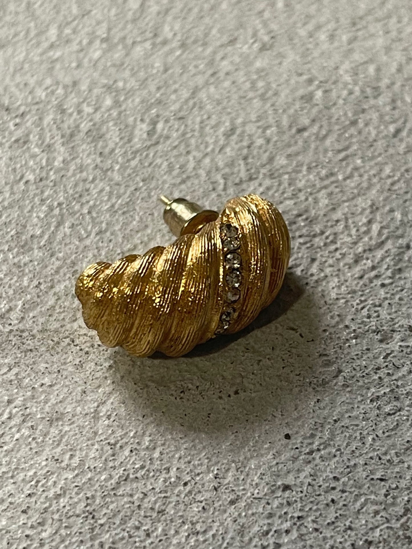 semi circ earrings in golden tone
