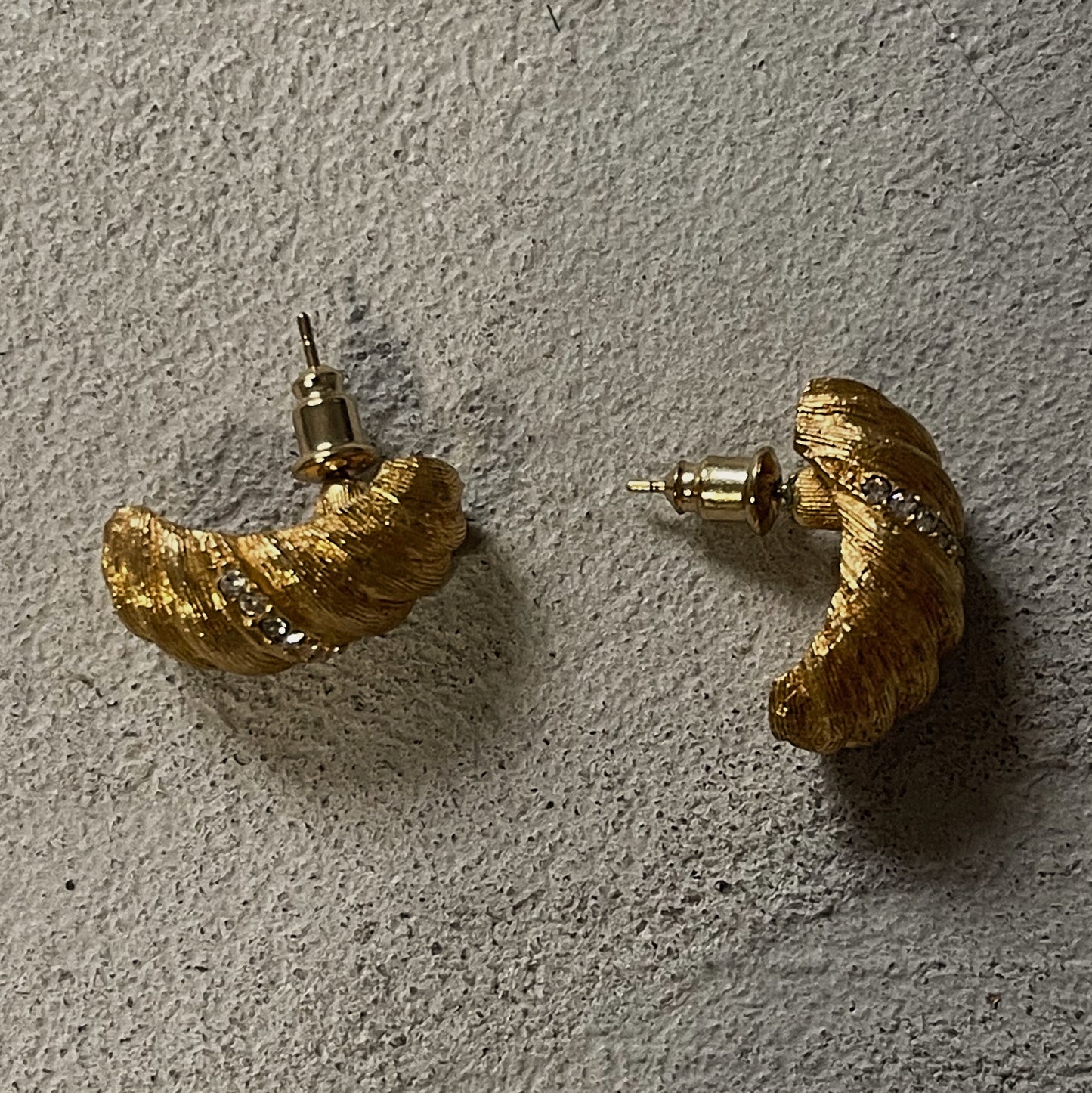 semi circ earrings in golden tone