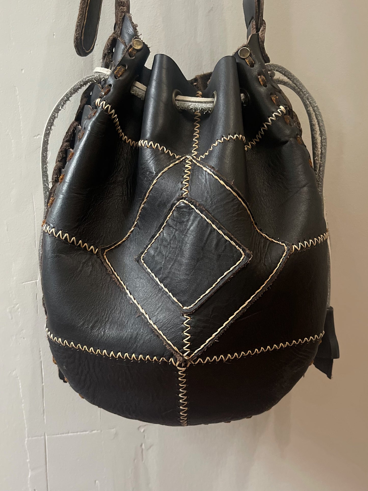 artisan bucket bag in leather